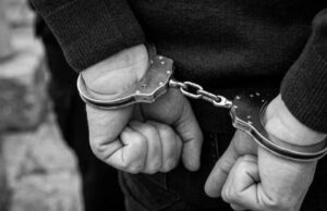 Homem é preso após ameaçar esposa e filha e arrombar porta de residência em Ascurra