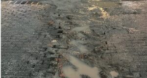Morador denuncia falta de sinalização em obra no centro de Ilhota após queda de pedestre