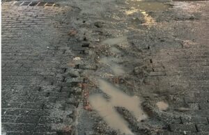 Morador denuncia falta de sinalização em obra no centro de Ilhota após queda de pedestre