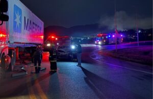 Colisão entre carro e caminhão derrama óleo diesel e mobiliza bombeiros em Ilhota