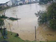 Rio Itajaí-Açu ultrapassa primeira cota de enchente e deve atingir 7,70 metros em Blumenau