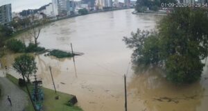 Rio Itajaí-Açu ultrapassa primeira cota de enchente e deve atingir 7,70 metros em Blumenau