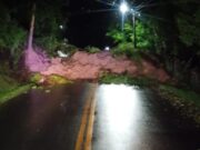 Deslizamento de terra interdita Estrada Geral do Gaspar Alto