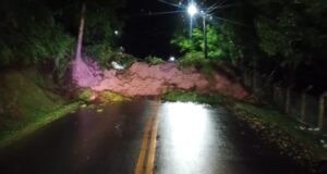 Deslizamento de terra interdita Estrada Geral do Gaspar Alto