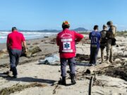 Equipe de limpeza encontra corpo de homem em praia de Navegantes, SC