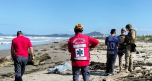 Equipe de limpeza encontra corpo de homem em praia de Navegantes, SC