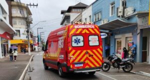 Motociclista sofre fraturas após colisão com carro no Centro de Gaspar