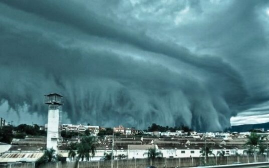 Ciclone extratropical aumenta risco de temporais e chuva de até 300 mm no Paraná e em Santa Catarina