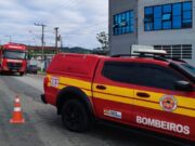 Motorista tenta apagar fogo com extintor, mas veículo é atingido pelas chamas em Gaspar