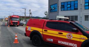 Motorista tenta apagar fogo com extintor, mas veículo é atingido pelas chamas em Gaspar