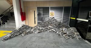 PF apreende mais de 725 kg de cocaína escondidos sob piso de casa em Itajaí