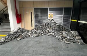 PF apreende mais de 725 kg de cocaína escondidos sob piso de casa em Itajaí