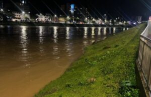 Blumenau mantém alerta máximo para enchente após rápida elevação do Rio Itajaí-Açu