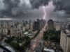 Frente fria mantém chuva forte no fim de semana e coloca quatro estados em alerta
