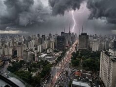 Frente fria mantém chuva forte no fim de semana e coloca quatro estados em alerta
