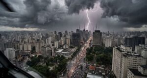 Frente fria mantém chuva forte no fim de semana e coloca quatro estados em alerta