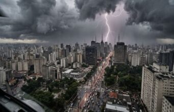 Frente fria mantém chuva forte no fim de semana e coloca quatro estados em alerta