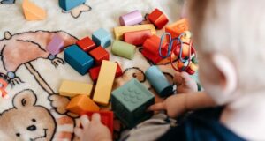 Município e creche são condenados a indenizar família após bebê sofrer trauma dentário