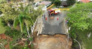 Ponte de 61 metros desaba com veículo em cima e deixa duas pessoas feridas em Canelinha