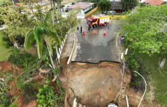 Ponte de 61 metros desaba com veículo em cima e deixa duas pessoas feridas em Canelinha