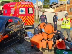 Idoso morre após carro bater contra muro em Blumenau