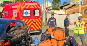 Idoso morre após carro bater contra muro em Blumenau