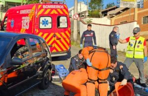 Idoso morre após carro bater contra muro em Blumenau