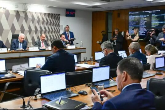 Fim da escala 6×1 avança no Senado com aprovação na CCJ e segue para o plenário