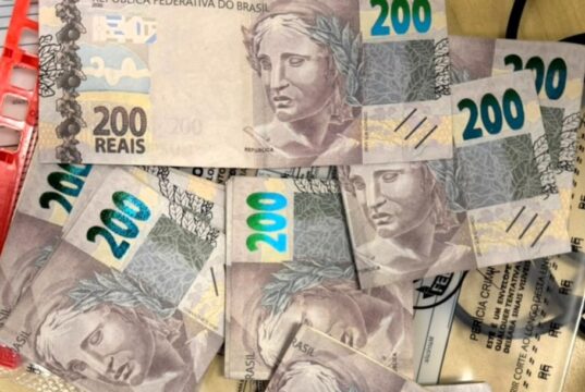 Polícia Federal prende três pessoas e apreende cédulas falsas em Florianópolis Delegacia da Polícia Federal e material apreendido durante operação contra cedulas falsa em Florianópolis.