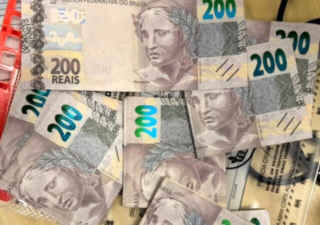 Prisão por cédulas falsas em Florianópolis Delegacia da Polícia Federal e material apreendido durante operação contra cedulas falsa em Florianópolis.