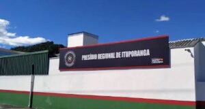 Jovem procurada por tráfico de drogas é presa pela Polícia Militar em casa noturna de Ituporanga foragida por tráfico é presa