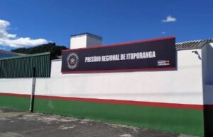 Jovem procurada por tráfico de drogas é presa pela Polícia Militar em casa noturna de Ituporanga foragida por tráfico é presa