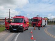 Motociclista sai da pista, sofre queda e é socorrido com suspeita de fraturas em Ilhota Acidente moto hoje em Ilhota