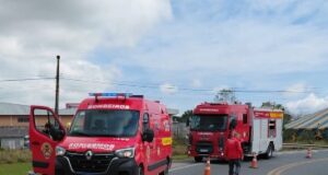 Motociclista sai da pista, sofre queda e é socorrido com suspeita de fraturas em Ilhota Acidente moto hoje em Ilhota