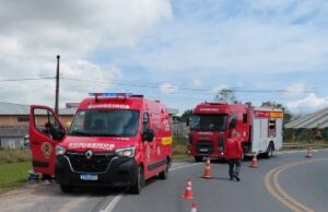 Motociclista sai da pista, sofre queda e é socorrido com suspeita de fraturas em Ilhota Acidente moto hoje em Ilhota