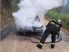 Carro é destruído por incêndio após pane no motor em Brusque Carro pega fogo em Brusque