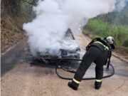 Carro é destruído por incêndio após pane no motor em Brusque Carro pega fogo em Brusque