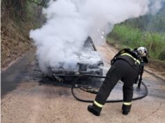 Carro é destruído por incêndio após pane no motor em Brusque Carro pega fogo em Brusque