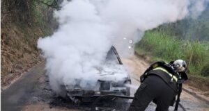 Carro é destruído por incêndio após pane no motor em Brusque Carro pega fogo em Brusque