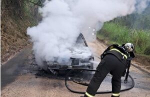 Carro é destruído por incêndio após pane no motor em Brusque Carro pega fogo em Brusque