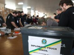 Quase 1 milhão de brasileiros no exterior estão aptos a votar nas eleições de 2026