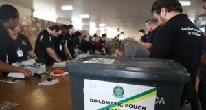Quase 1 milhão de brasileiros no exterior estão aptos a votar nas eleições de 2026