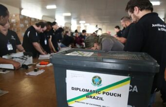 Quase 1 milhão de brasileiros no exterior estão aptos a votar nas eleições de 2026