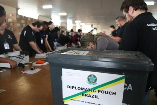 Quase 1 milhão de brasileiros no exterior estão aptos a votar nas eleições de 2026