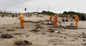 Efeitos do clima no Vale: chuvas intensas empurram mais de 73 toneladas de resíduos para o litoral catarinense.