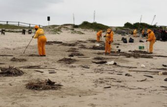 Efeitos do clima no Vale: chuvas intensas empurram mais de 73 toneladas de resíduos para o litoral catarinense.