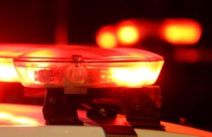 Homem embriagado fura sinal, foge da PM pela contramão e cai de moto após perseguição no Alto Vale