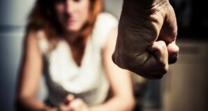 Filho intervém para defender a mãe agredida pelo companheiro e homem acaba preso em Blumenau