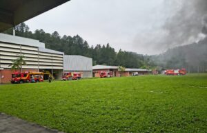 Incêndio em galpão da empresa Cremer é controlado pelo Corpo de Bombeiros em Blumenau