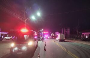 Motociclista fica ferida após colisão entre carro e moto em Ilhota